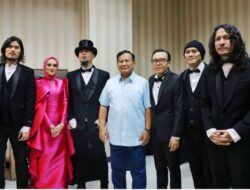 Menhan Prabowo Nonton Konser Dewa 19 di Surabaya