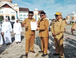Nakes Teladan dan Gampong Berprestasi Peroleh Penghargaan dari Pj Bupati
