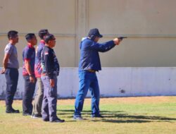 Di Hari Libur Nasional, Pejabat Polda Aceh Gelar Latihan Menembak