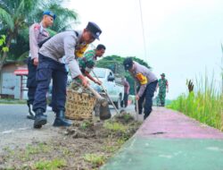 Polres Lhokseumawe Kerahkan Ratusan Personil Membersihkan Sampah di Lokasi Wisata