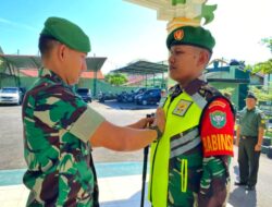 Dandim 0103/Aut Bagikan Rompi Untuk Babinsa