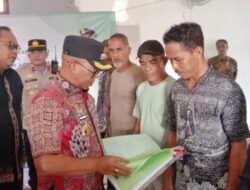 Pj Bupati Aceh Jaya Serahkan Sertifikat Tanah kepada Masyarakat