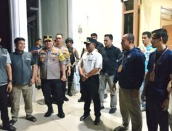 Pj Bupati Aceh Jaya Lihat Langsung Pembongkaran Surat Suara di Gudang Logistik KIP