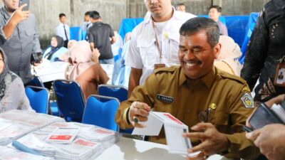 Pj Walikota Lhokseumawe Tinjau Penyortiran dan Pelipatan Surat Suara di Gudang Logistik Pemilu KIP