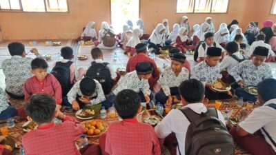 SMAN 1 Muara Batu Santuni Anak Yatim Saat Perayaan Maulid