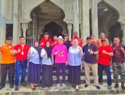 Tim RSUD Cut Meutia Gotong Royong di Mesjid Baiturrahman Baktiya