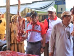 Sekda Aceh Utara Tinjau Pasar Lhoksukon, Pastikan Harga Sembako dan Daging Stabil