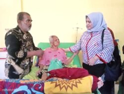 Manajemen dan Dokter Spesialis RSU Cut Meutia Bagikan Sembako kepada Pasien