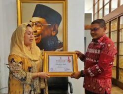 Ketua BRA Serahkan Piagam Tokoh Perdamaian Aceh kepada Almarhum Gus Dur