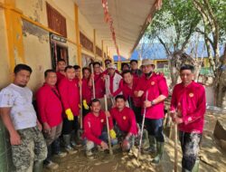 Keluarga Besar LWN Aceh Bersihkan Lumpur Sisa Banjir di Aceh Tamiang