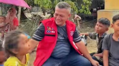 Ayah Wa Bercengkrama dengan Anak-anak Korban Banjir