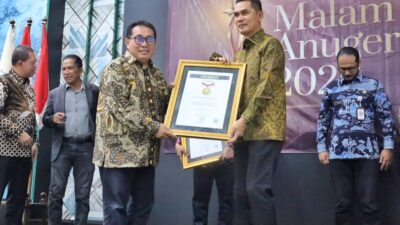 Sekda Aceh Terima Penghargaan dari SMSI