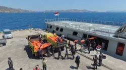 Koarmada II Kerahkan 5 KRI Distribusikan Pasokan Logistik untuk Korban Gempa di Reo NTT