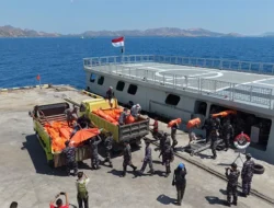 Koarmada II Kerahkan 5 KRI Distribusikan Pasokan Logistik untuk Korban Gempa di Reo NTT